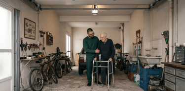 fisioterapeuta auxiliando idoso durante marcha com andador na fisioterapia domiciliar