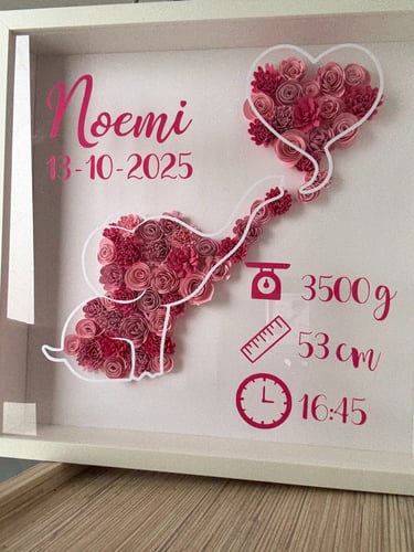 quadro nascita bianco con elefantino fatto di fiori di carta rosa , sul vetro nome e dati della bambina in rosa
