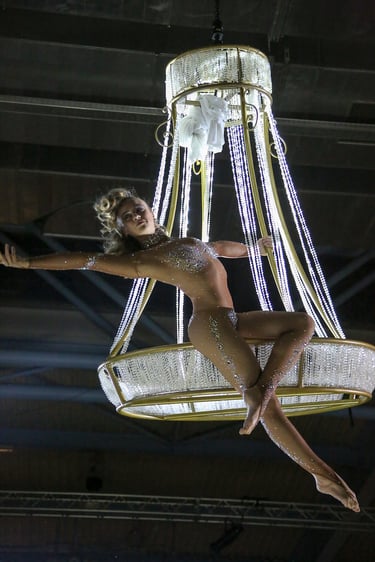 Show Chandelier Art & Elegance - performance acrobatica esclusiva per eventi aziendali e matrimoni di prestigio