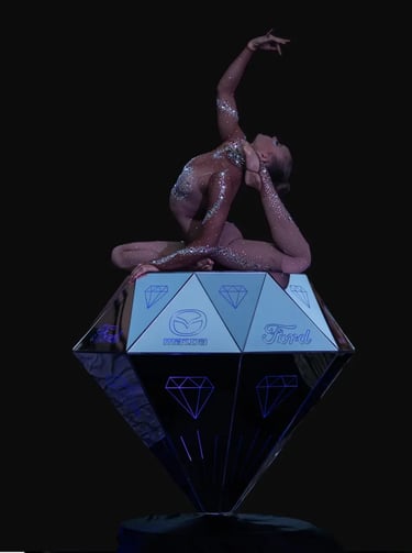 Show esclusivo Il Diamante con personalizzazione brand - intrattenimento acrobatico per eventi corporate e gala dinner.