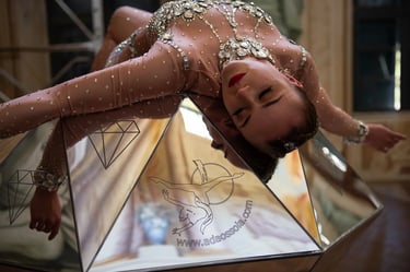Performance acrobatica Il Diamante con logo aziendale personalizzato - spettacolo brandizzato per eventi e lanci di prodotto.