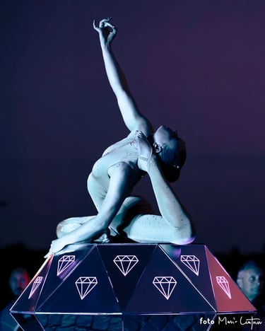 Performance acrobatica su Diamante - spettacolo visivo gioiello per eventi di prestigio.