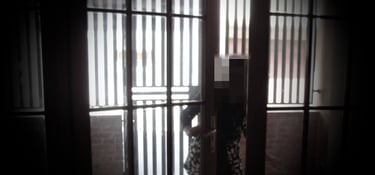 صورة من المحتجز في كروتوني، زينب عبد الكريم علي، تسهيل العبور باسم المعارض الخيرية التشكيلية، كروتوني - ايطاليا 