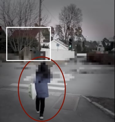 زينب عبد الكريم امام منزل الشاهد بعد سنوات من البحث ، بعد ان وجدت عنوانة وسكنت على مقربة منه