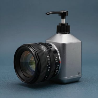 Mat9riel de nettoyage professionnel dispos9 avec pr9cision, fond minimaliste bleu poussi2re, style photographique propre et ordonn9.
