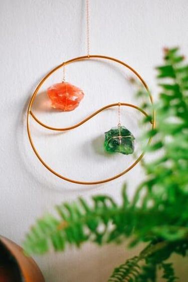 Aro de oro para colgar en la pared con cristales crudos de color naranja y verde, exhibido