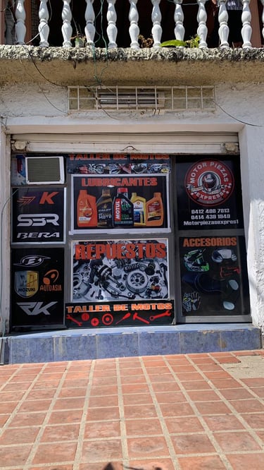 Fachada del taller de reparación y repuestos de motocicletas Motor Piezas Express