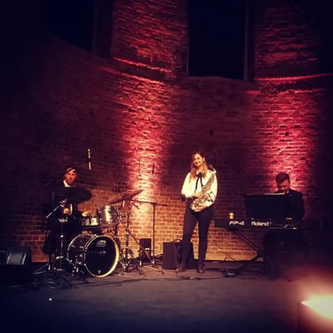 Animação musical saxofone para casamento na praia em Cascais