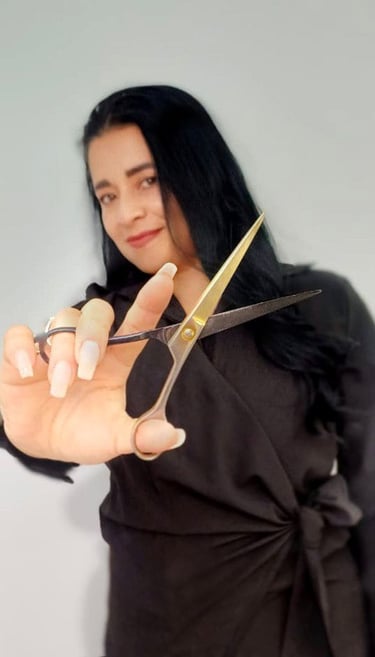 Nancy, fundadora y estilista integral de Namabi en Sopó, experta en uñas y color de cabello