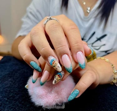 Diseño de uñas con sistema profesional en Namabi, salón de belleza en Sopó