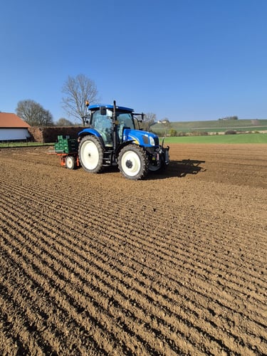 Tractor aan het werk op het land bij Hoeve Dinjens in Maastricht