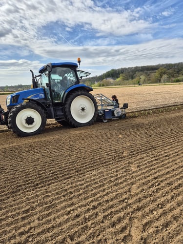 Tractor bezig met het planten van seizoensgroenten op het land bij Hoeve Dinjens in Maastricht