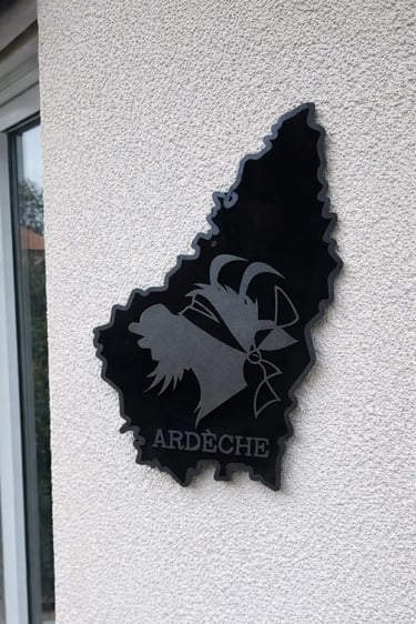gravure en forme du département de l'ardèche sur de l'acrylique