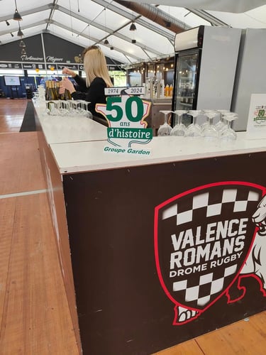 goodies d'entreprise sur un comptoir d'un bar lors d'un événement professionnal