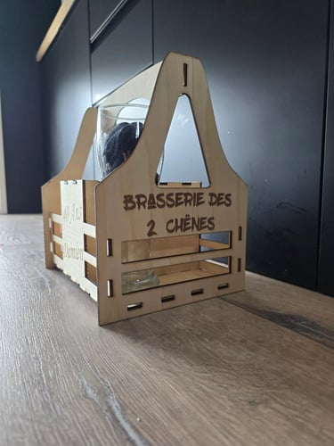 caisse pour rangement en bois avec une gravure