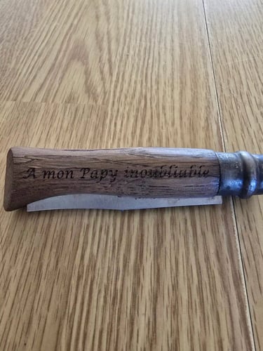 couteau en bois gravé