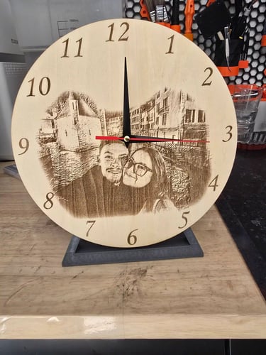 horloge en bois gravé d'un portrait d'un couple
