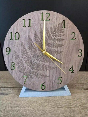 horloge en bois gravée d'une feuille