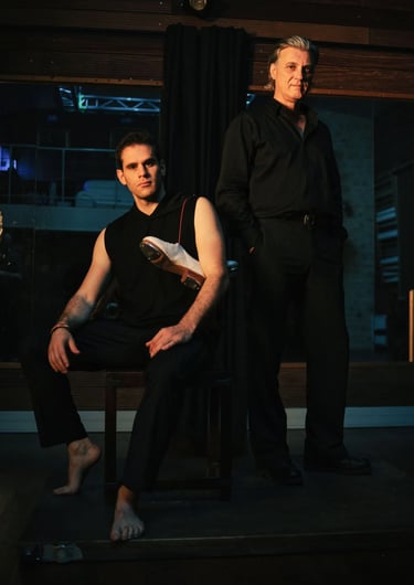 Aurélien Lehmann, claquettes à l'épaule, aux côtés de Franck Monbaylet, pianiste et compositeur. Affiche du spectacle