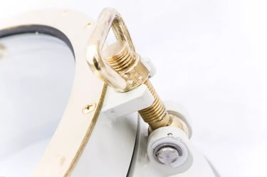 Detail van de messing vluchter op de 450mm staal/messing patrijspoort