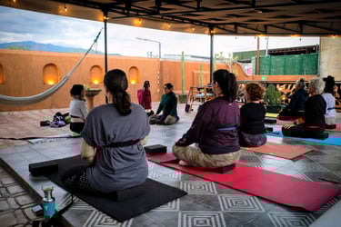 Grupo de mujeres en una clase de yoga en Hotel Niyana Oaxaca de Juárez