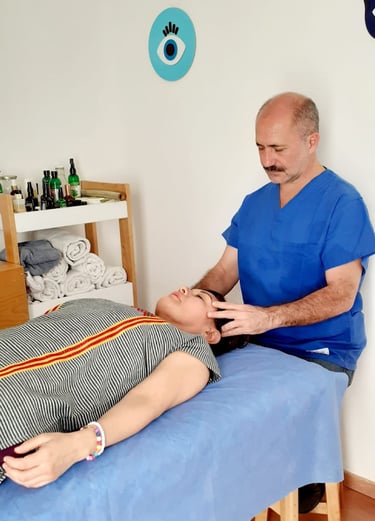 Mujer en camilla de masaje recibiendo terapia de barras de access en Oaxaca de Juárez