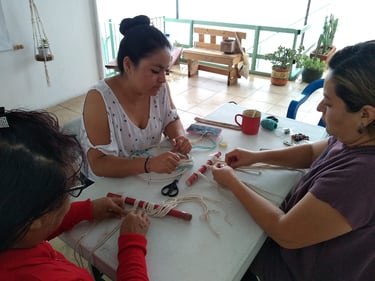 Tres mujeres en un taller de crochet presencial en Oaxaca de Juárez