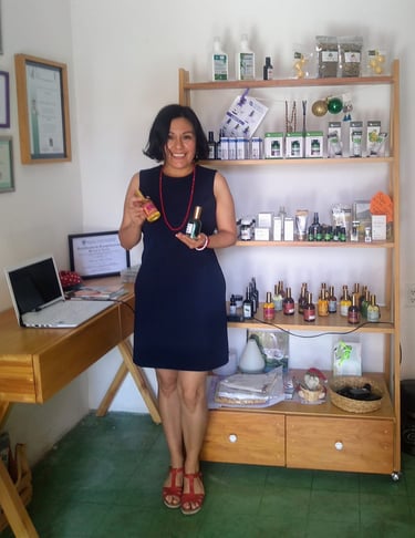 Mujer presentando productos naturales, aceites esenciales, jabones artesanales en Oaxaca de Juárez