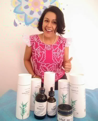 Mujer joven, mestiza mexicana, oaxaqueña, mostrando productos naturistas para el bienestar y la salud en Oaxaca de Juárez