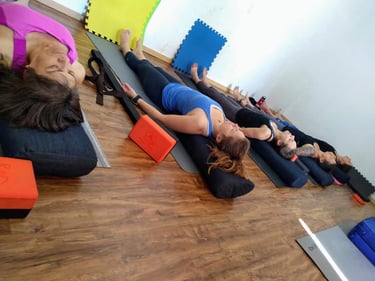 Mujeres relajándose después de en una clase grupal de yoga en Oaxaca de Juarez
