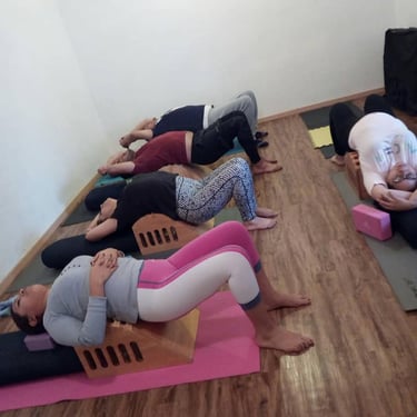 Sesión de yoga con enfoque restaurativo en Ajna Oaxaca para hombres y mujeres