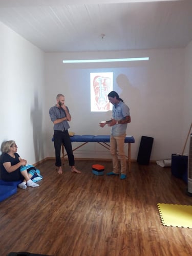 Instructores de yoga dando un taller a teórico-práctico en Oaxaca de Juárez
