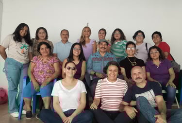 Grupo diverso de adultos mexicanos felices y sonrientes, posando en una constelación familiar