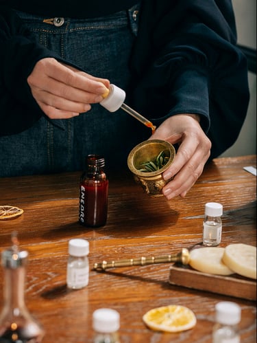 Una persona gotea un aceite esencial para terapia holística en Oaxaca de Juárez