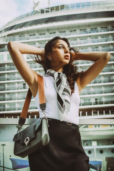 Jeune fille qui porte un sac Hermès sur son épaule