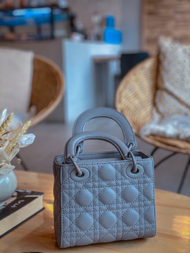 Sac Dior posé sur une table en bois