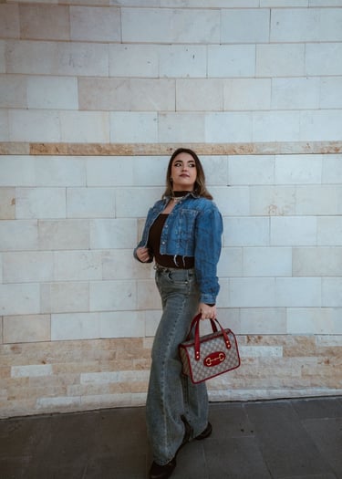 Jeune fille qui porte un sac Gucci dans sa main