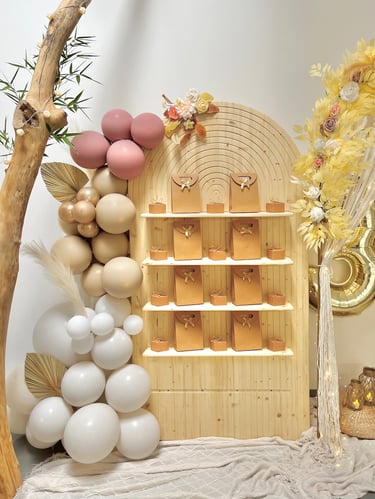 Présentoir en bois, back drop avec étagères, cadeaux pour les invités. Décoration évènementielle