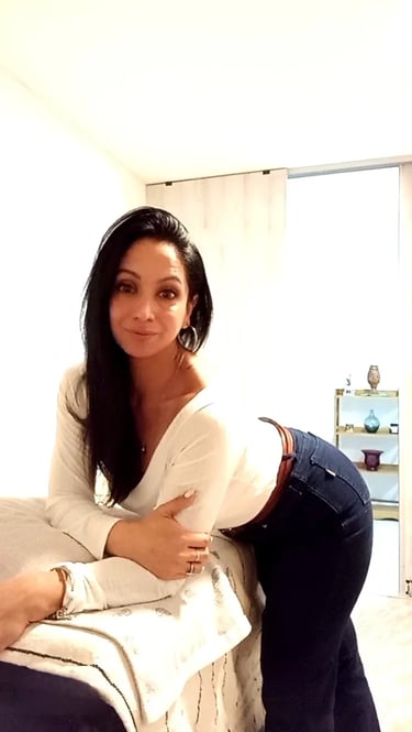 Avril posando en su gabinete iluminado para sesiones de masajes terapéuticos en Almagro.