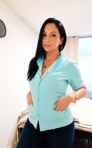 Masajista Avril con ambo profesional celeste para su catálogo de masajes corporales en Almagro.