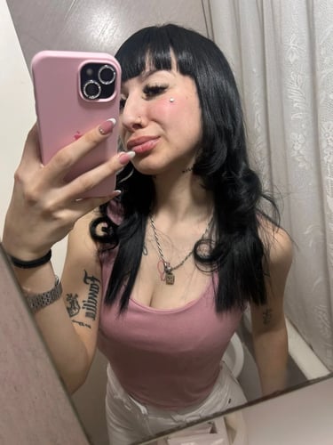 Selfie de la masajista Candy con musculosa rosa para su catálogo de masoterapia en Caballito.