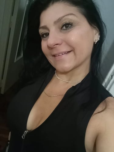 Retrato de la masajista profesional Camila sonriendo para su catálogo de masajes en Caballito.
