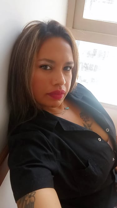 Vale masajes eróticos en Caballito, selfie frente a la ventana en su gabinete privado, garantizando absoluta discreción.