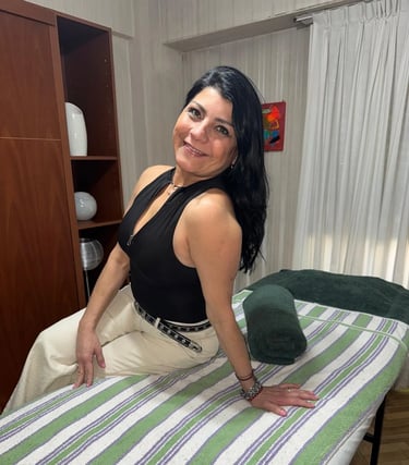 Camila posando con look casual junto a la camilla de masajes corporales en el barrio de Caballito.