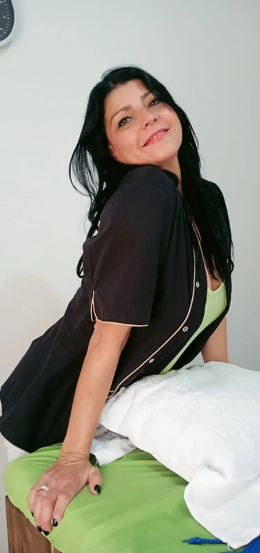 Camila posando en su consultorio privado para sesiones de masajes descontracturantes en Caballito.