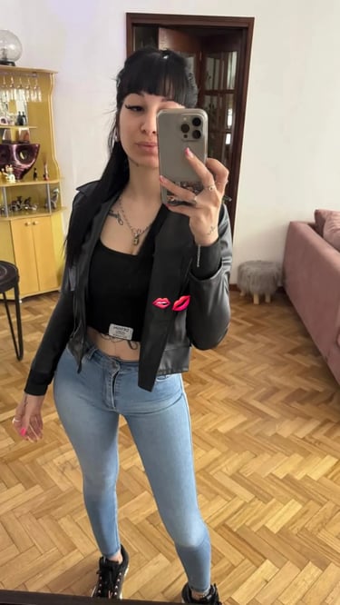 Candy en una selfie frente al espejo con campera de cuero negra en su gabinete de Caballito.