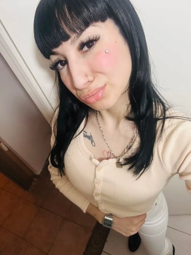 Primer plano casual de la masajista Candy atendiendo en su consultorio privado de Caballito.