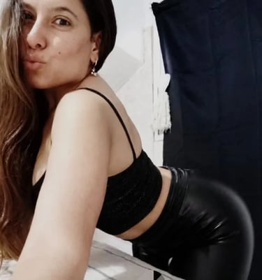 Retrato de la masajista profesional Lucy con top negro en su consultorio climatizado de Ituzaingó.