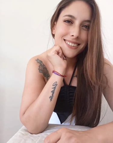 Masajista Lucy sonriendo y apoyando la mano en su rostro en su gabinete privado de Ituzaingó.
