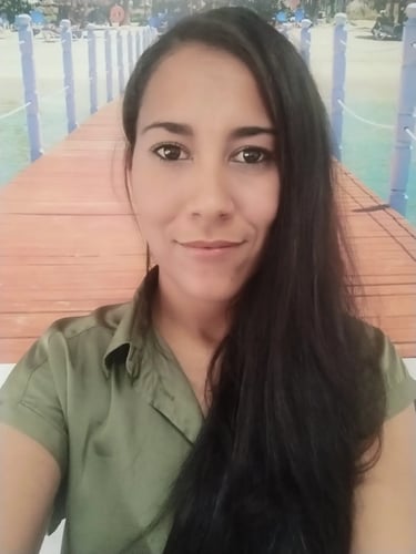 Primer plano de la masajista profesional Lorena en su ambiente climatizado en la zona de Congreso.